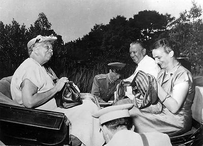 Eleanor Roosevelt (l.) zu Besuch bei Josip Tito in Brioni, Juli, 1953.