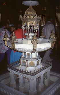 Ein marmornes Wasserbecken als winziger Springbrunnen im Inneren