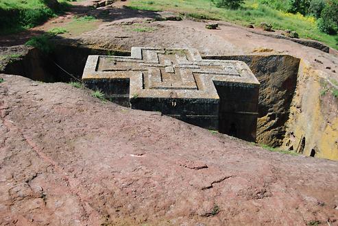 Die im Grundriss kreuzförmige Kirche Bete Giorgis in Lalibela aus dem 13. Jh. wurde von oben beginnend aus dem Felsen herausgemeißelt