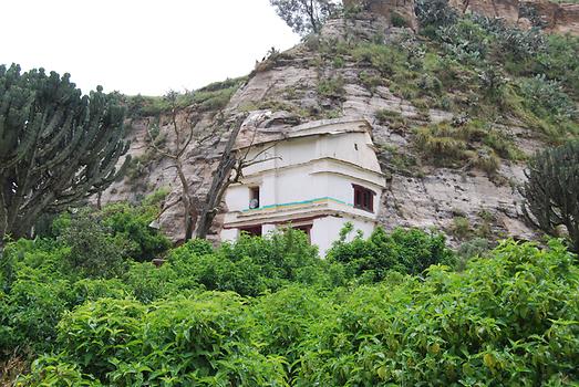 Der gemauerte Teil der Kirche Debre Maryam von Korkor von außen tarnt den Sakralbau durch das Aussehen eines an den Felsen gebauten Wohnhauses.