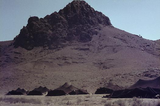 Eine Gruppe schwarzer Nomadenzelte nahe der Piste Zahedan - Iranschahr