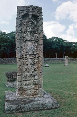 Ostseite von Stele H auf der Plaza Mayor