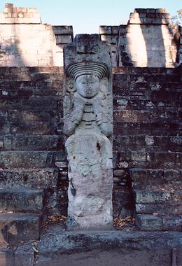 Stele 1 in der Treppenanlage von Ballspielplatzbau STR9