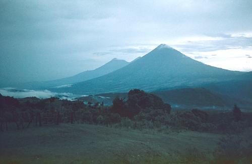Ein Blick vom Vulkan Pacaya zu drei weiteren guatemaltekischen Vulkanen