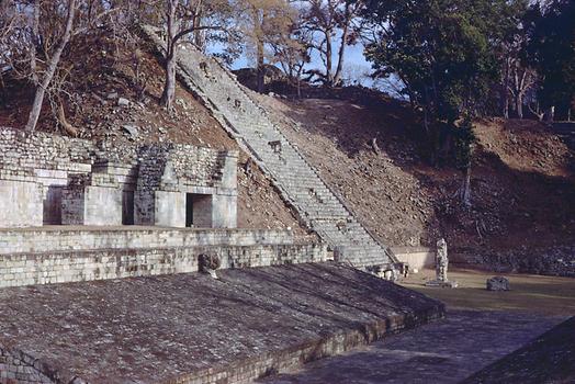 Der Ballspielplatz von Copán mit Bauwerk STR10