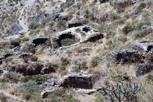 Mehrere alte Rundbauten auf dem Steilhang – die meisten sind bereits eingestürzt.