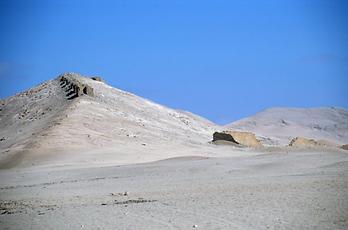 Die Reihe der 13 Türme des Observatoriums verläuft zunächst exakt nach Süden, schwenkt dann aber nach Westen ab. Im Foto zeigt sich daher der 13. Turm seitlich rechts hinten.