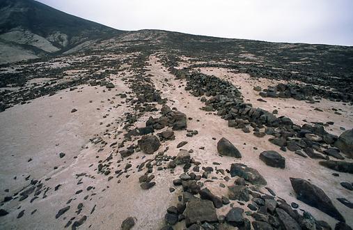 Dies ist die geradlinige Straße, an der ich mich zuerst in den Ruinen von El Purgatorio Alto orientieren konnte. Im Hintergrund wird das Gelände steiler, die Bauten stehen auf Terrassen.