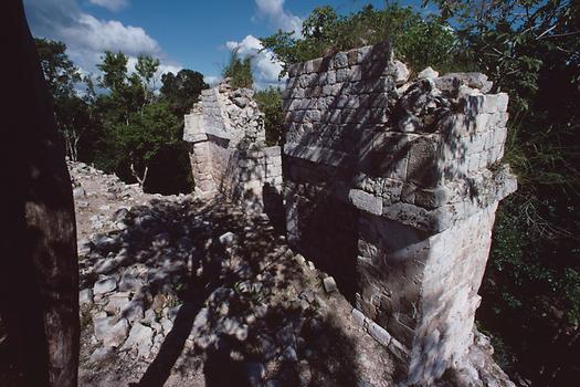 Auf der dritten Ebene gibt es über der Haupttreppe an der Ostfassade einen Monsterrachen mit Durchgang. Dessen Rückseite schliesst einen kleinen Patio vor dem zentralen Raum auf Ebene drei an der Ostseite ab.