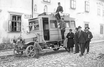 Österreichische Verwaltungsbeamte und Militärs 1921 im frisch eingegliederten Burgenland, in einem requirierten Autobus