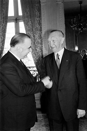Premier Georges Pompidou(l.) und Kanzler Konrad Adenauer am 22. Jänner 1963