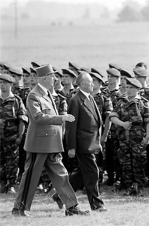 Charles de Gaulle (l.) trifft Adenauer