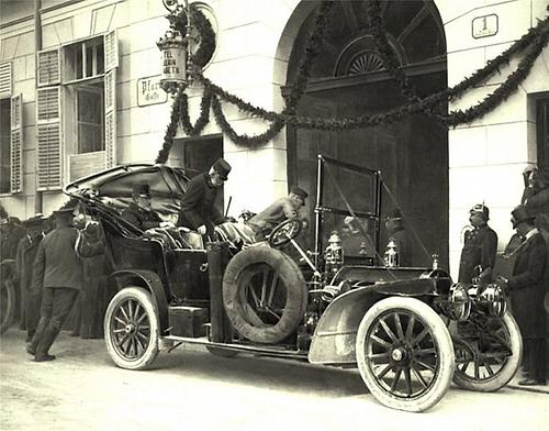 Der Kaiser (halb stehend) bei seiner ersten Autofahrt in Ischl 1908