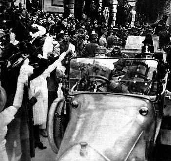 Auf dem Höhepunkt der Macht: Kaiser Karl (lachend im Auto) in Innsbruck, Februar 1918.