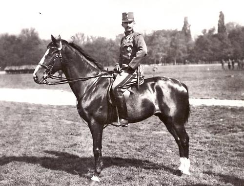 Kaiser Karl (1887-1922) zu Pferd, hier im Jahr 1917.