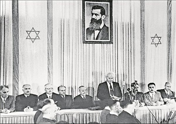 14. Mai 1948: David Ben Gurion (M.) ruft den souveränen Staat Israel aus (im Hintergrund ein Porträt Theodor Herzls)