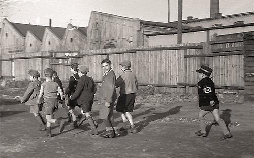 Auch das Spiel der Kinder bleibt nicht unberührt: Statt 'Räuber und Gendarm' spielen sie Gettopolizei.