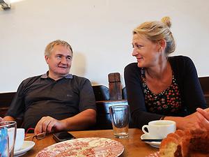 Ewald Ulrich (Fokus Freiberg) und Ursula Glaeser (KulturBüro Stainz) in der Kanzley. – (Foto: Martin Krusche)
