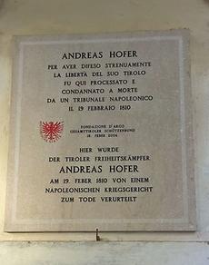 Gedenktafel im Innenhof des Palazzo d´Arco in Mantua, wo der Prozess stattfand, der mit dem Todesurteil für Andreas Hofer endete.
