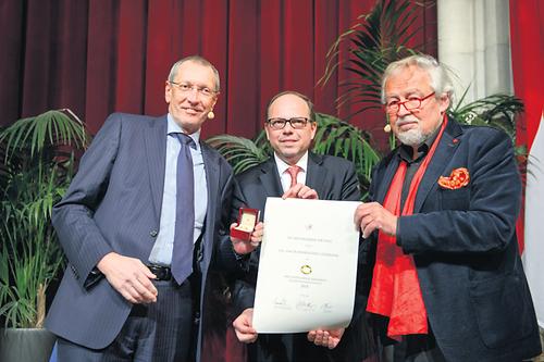 Preisträger 2016 Der Philosoph Konrad Paul Liessmann (li.) mit dem Paul-Watzlawick-Ehrenring (Mitte: Thomas Szekeres, Präsident der Wiener Ärztekammer; rechts: Hubert Christian Ehalt