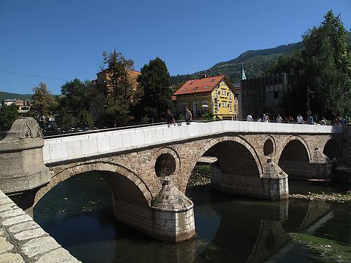 Als Österreich den Balkan zu seiner Kolonie machen wollte, fielen 1914 nahe der Lateiner Brücke (Latinska Ćuprija) die Schüsse von Sarajevo – (Foto: Martin Krusche)