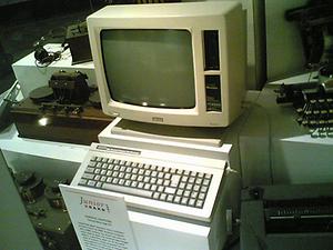 Der CP/M-Rechner hatte nur ein einzelnes Laufwerk, war eine leistungsfähige Textverarbeitungsmaschine. – (Foto: Jmerelo, Creative Commons)