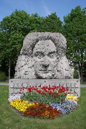 Ein Denkmal für den Baukünstler in St. Pölten.