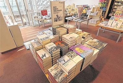 Weltkriegs-Büchertisch in der Buchhandlung Thalia