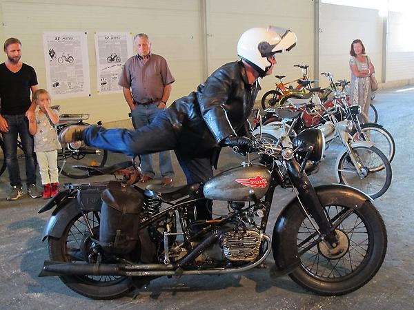 Mensch und Maschine am Beispiel eines rollenden Industriedenkmals: Handwerker Bernhard Lagler schwingt sich bei „Mythos Puch“ auf die äußerst rare Puch 800 mit dem Vierzylinder Boxermotor. (Photo: Martin Krusche)