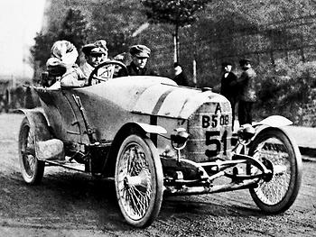 Die Postkarte der Continental-Caoutchouc- und Gutta-Percha-Compagnie, Hannover zeigt Porsche als Sieger der Prinz Heinrich-Fahrt 1910 (Public Domain)