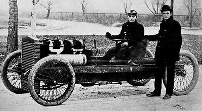 1902: Barney Oldfield am Steuer des Ford 999, neben ihm steht Henry Ford. (Foto: Public Domain)