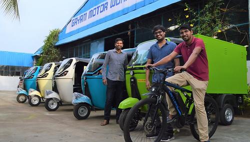 Raja (links) und Rahul (rechts) Gaham vom Startup Gayam Motor Works in Hyderabad mit ihren E-Rikschas
