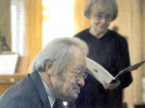 Friedrich Cerha mit Ehefrau Gertraud im Hintergrund., Foto: Robert Wimmer