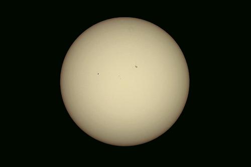 Der Merkur-Transit am 9. Mai 2016 'verfinsterte' die Sonne aus irdischer Perspektive rechnerisch um 0,04 Promille. Das Weltraumteleskop Kepler maß bei Exoplaneten-Transits ähnlich präzise