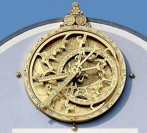 Georg von Peuerbachs Astrolabium als Rathausuhr in Peuerbach