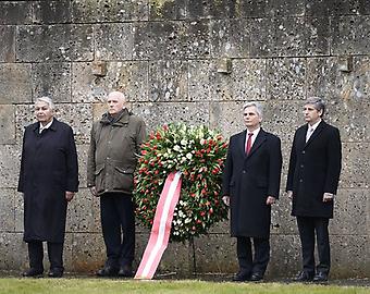 Die Vertreter der Opferverbände Gerhard Kastelic, Johannes Schwantner, Bundeskanzler Werner Faymann und Vizekanzler Michael Spindelegger