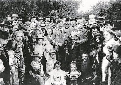 Der charismatische Arbeiterführer Viktor Adler (Mitte), hier inmitten von Besuchern des böhmischen Praters in Wien.