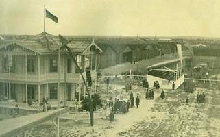 Geschraubt wurde in einfachen Hangars, der Kaiserpavillon aber war feudal.