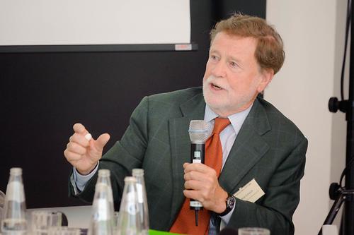 Manfred Scheich auf einem Foto von 2012 bei einer Veranstaltung der Heinrich-Böll-Stiftung