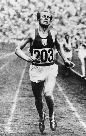 Emil Zápotek bei seinem siegreichen Zieleinlauf im 10.000-Meter-Lauf am 30. Juli 1948 in London