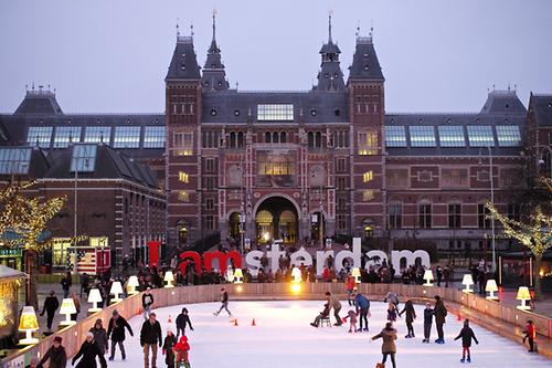 Ein wenig Disneyland. In der Amsterdamer Innenstadt profitieren dieses Jahr die Touristen von den Schneefällen und den kühlen Temperaturen. Die Amsterdamer selbst stöhnen unter dem Massenandrang., Foto: pxhere.com 