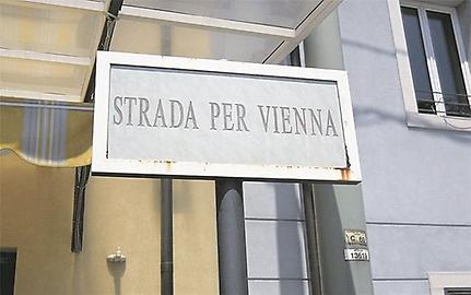 Strada per Vienna, Straßenschild