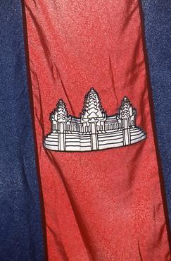 Die Flagge Kambodschas mit dem Haupttempel des Angkor Wat