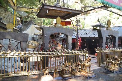 Hinter der Barriere mit den zahlreichen Lampen ist der eigentliche sakrale Bereich, der nur von Hindupilgern betreten werden darf. Der große Dreizack ist das Symbol Shivas, des Gatten Kalis