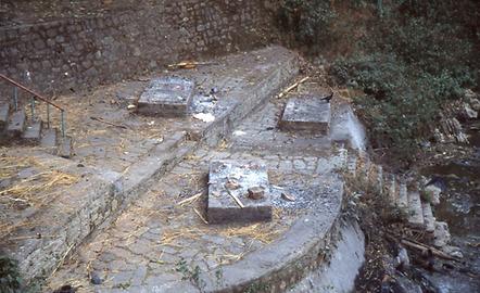 An diesem geheiligten Ort gibt es auch eine Terrasse über dem Bach, an welchem Leichenverbrennungen vollzogen werden können