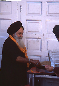 Verteilung des Prasad in die Hand