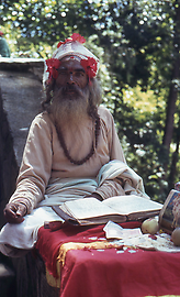 Shivaitischer Sadhu belehrend und segnend in der Pilgerstätte von Dakshinkali im Tal von Kathmandu