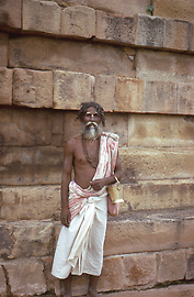 Sadhu mit Bettelgefäß in Sarnath bei Varanasi / Benares, das aber ein prominenter buddhistischer Wallfahrtsort ist