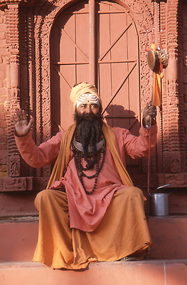 Der Shaiva-Sadhu von Kathmandu segnend und bettelnd im Verlaufe von Jahrzehnten immer am selben Platz unweit des Hanuman Dhoka. Er lebt von den Gaben der Touristen, die ihn gerne photographieren.