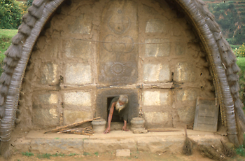 Straw-covered hut (dogle)